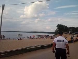 Policjant podczas patrolu nabrzeża kąpieliska.