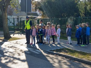 policjanci uczą dzieci przechodzić przez przejście dla pieszych