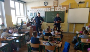 policjanci rozmawiają z dziećmi w klasie