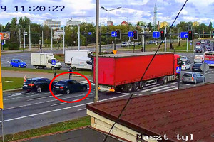 kierujący daewoo wjeżdża na skrzyżowanie, gdy sygnalizator nadaje sygnał czerwony