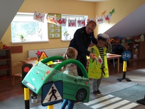 policjant opowiada dzieciom o bezpieczeństwie na drodze