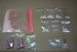 Zabezpieczone różne narkotyki w woreczkach strunowych.