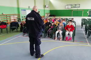 policjant rozmawia z uczniami