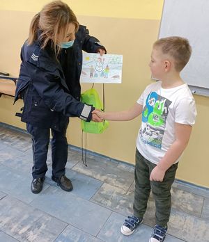 policjantka gratuluje uczniowi