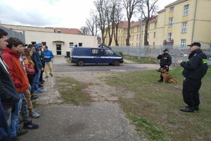 Policjanci prezentują młodzieży psa służbowego