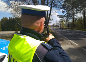 policjant mierzy prędkość nadjeżdżającego pojazdu