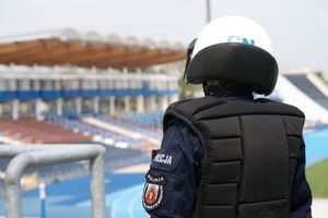 policjant na stadionie Zawiszy