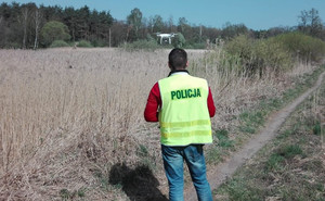 policjant operuje dronem, który sprawdza teren, gdzie widziany był po raz ostatni Adrian Dudek