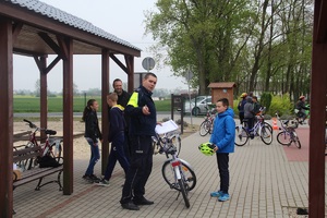 policjant tłumaczy uczestnikowi kolejne etapy części praktycznej