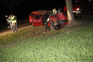 policjanci i strażacy pracują na miejscu śmiertelnego wypadku