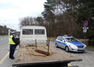 policjant kontroluje "dostawczaka"