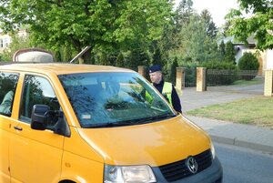 policjant kontroluje kierowcę busa na zawartość alkoholu