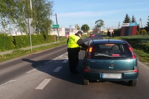 policjant kontroluje trzeźwość kierowcy opla corsy
