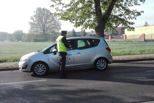 policjant kontroluje trzeźwość kierującej