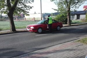 policjant kontroluje kierowcę audi