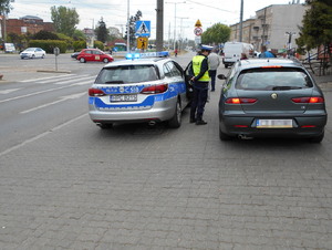 Policjantka rozmawia z kierowcą kontrolowanym w ramach działań NURD.