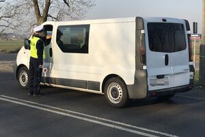 Policjantka RD kontroluje stan trzeźwości kierującego "dostawczakiem".