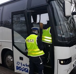 Policjanci wchodzą do autokaru, by sprawdzić wnętrze.