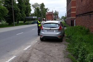 Policjant kontroluje kierujących fordem focusem