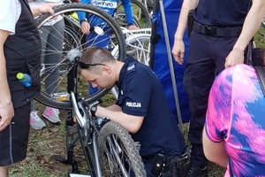 Policjant znakuje rower.