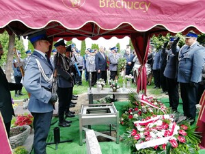 uczestnicy pogrzebu oddają hołd zmarłemu