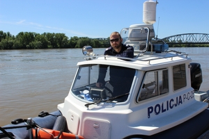 Policjant pływa motorówką po Wiśle
