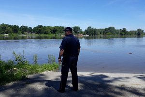 Policjant kontroluje stan Wisły