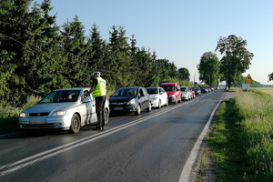 Kontrola kierowców nadjeżdżających kolejno.