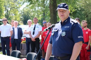 Komendant kujawsko-pomorskich policjantów przemawia do zaproszonych gości