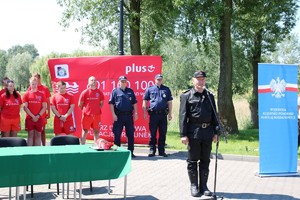 Komendant kujawsko-pomorskich strażaków przemawia do zaproszonych gości
