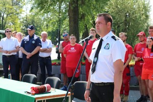 Komendant kujawsko-pomorskich ratowników WOPR przemawia do zaproszonych gości