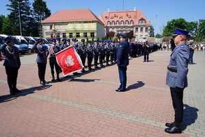 komendant oddaje hołd sztandarowi policji