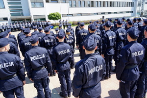 widok od tyłu na nowo przyjętych policjantów