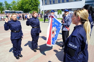 nowoprzyjęci policjanci składają przysięgę