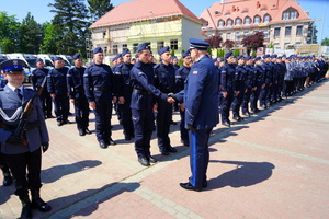 Komendant symbolicznie wita nowoprzyjętych policjantów