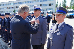 Wicewojewoda wręcza medal policjantowi