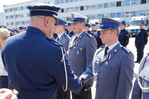 komendant wręcza medal policjantowi
