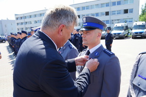 Wicewojewoda wręcza medal policjantowi