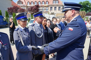 Komendant wręcza medal policjantce