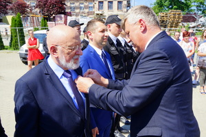 Wicewojewoda wręcza medal pracownikowi cywilnemu