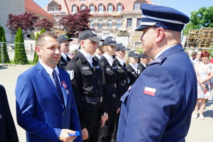 Komendant wręcza medal pracownikowi cywilnemu