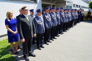 Widok na osoby uczestniczące w ślubowaniu