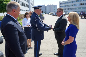Komendant wręcza medal mężczyźnie