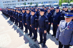 Widok na wszystkich nowoprzyjętych policjantów