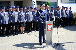 Komendant przemawia do uczestników ślubowania