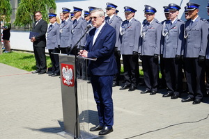 Kapelan przemawia do uczestników ślubowania
