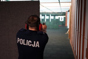 Policjant strzela do tarczy zza osłony