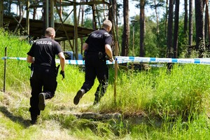 Dwóch policjantów biegnących przez tor przeszkód