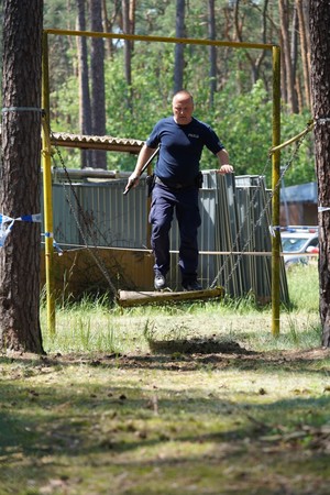 policjant pokonuje wiszącą w powietrzu przeszkodę