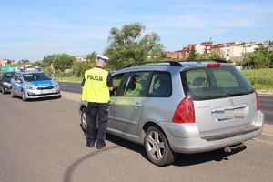 Policjant kontroluje kierowcę peugeota